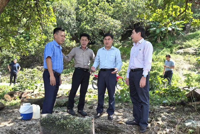 Sau lễ phát động, lãnh đạo UBND xã Nam Thành xuống hiện trường vận động, cùng người dân thực hiện việc giải toả mặt bằng