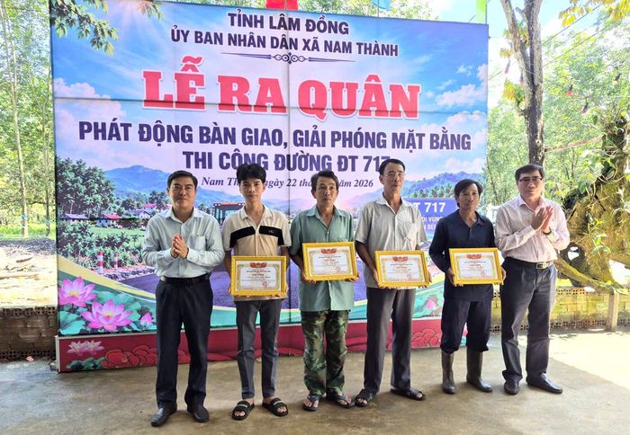 Chủ tịch UBND xã Nam Thành khen thưởng đột xuất 2 tập thể, 4 hộ gia đình và một cá nhân