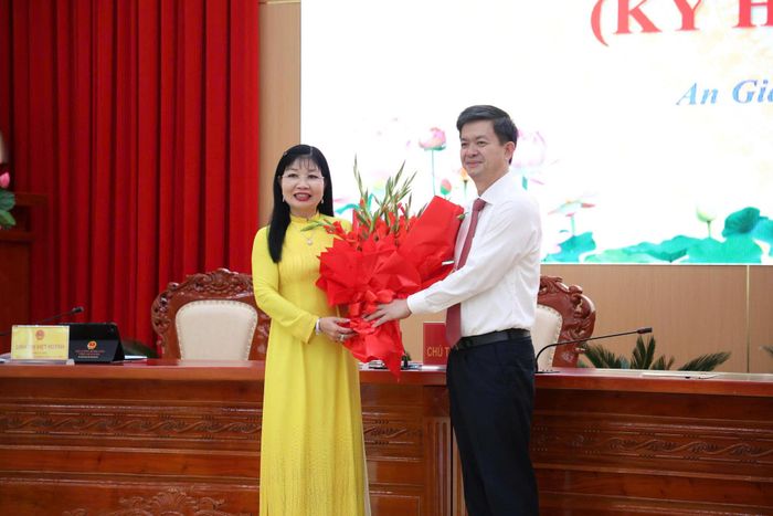 Bí thư Tỉnh uỷ An Giang Lê Quang Tùng tặng hoa chúc mừng Chủ tịch HĐND tỉnh Trần Thị Thanh Hương