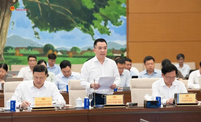 Thứ trưởng Bộ Nông nghiệp và Môi trường Đặng Ngọc Điệp trình bày dự án Luật Tài nguyên, môi trường biển và hải đảo (sửa đổi)