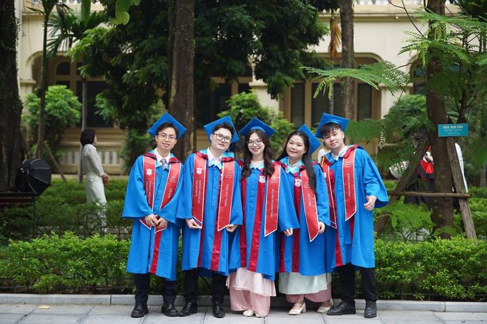 Thành và Thảo cùng những người bạn đã đồng hành cùng nhau trong suốt những năm tháng đại học, Ảnh: NVCC