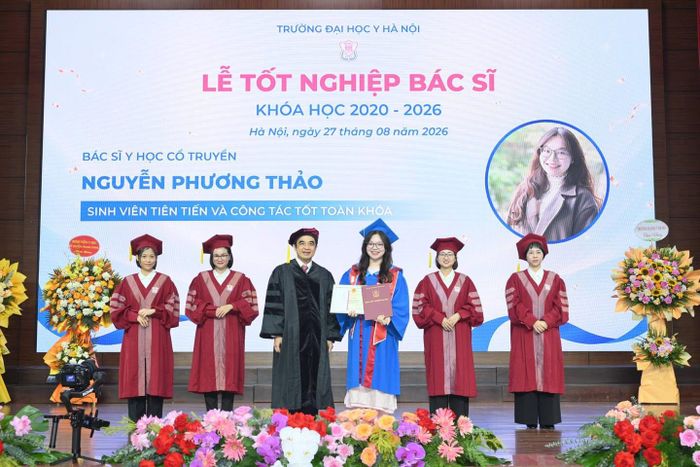 Nguyễn Phương Thảo nhận bằng tốt nghiệp từ GS.TS Nguyễn Hữu Tú, Hiệu trưởng Trường Đại học Y Hà Nội trong Lễ tốt nghiệp bác sĩ năm 2026. Ảnh: NVCC