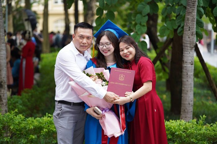 Top 3 kỳ thi bác sĩ nội trú là cho những vất vả và hy sinh mà bố mẹ đã dành cho Nguyễn Phương Thảo trong suốt những năm tháng khôn lớn. Ảnh: NVCC