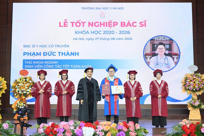 Phạm Đức Thành nhận bằng tốt nghiệp từ GS.TS Nguyễn Hữu Tú, Hiệu trưởng Trường Đại học Y Hà Nội trong Lễ tốt nghiệp bác sĩ năm 2026. Ảnh: NVCC