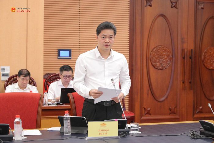 Thứ trưởng Thường trực Bộ Y tế Vũ Mạnh Hà trình bày báo cáo tại phiên họp. Ảnh: Hồ Long