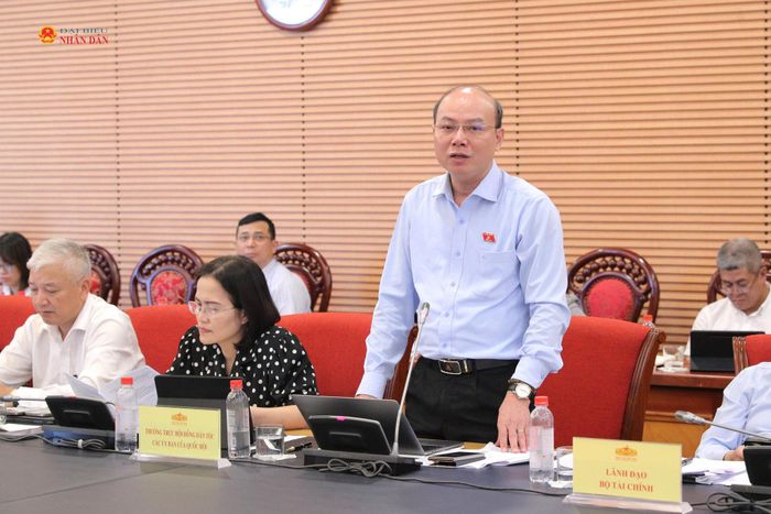 Đại biểu hoạt động chuyên trách tại Ủy ban Công tác đại biểu Hoàng Văn Nghĩa phát biểu. Ảnh: Hồ Long