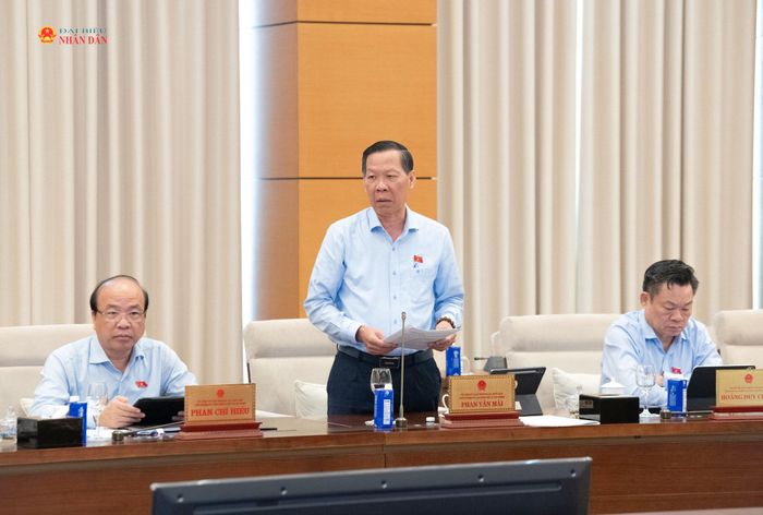 Chủ nhiệm Ủy ban Kinh tế và Tài chính Phan Văn Mãi trình bày báo cáo thẩm tra sơ bộ dự án Luật