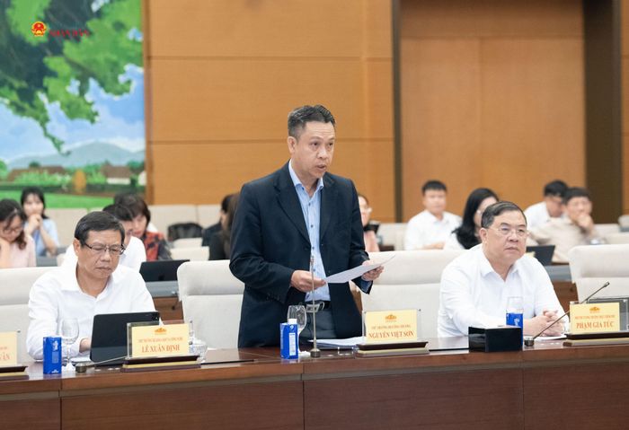 Thứ trưởng Bộ Công thương Nguyễn Việt Sơn trình bày Tờ trình dự án Luật
