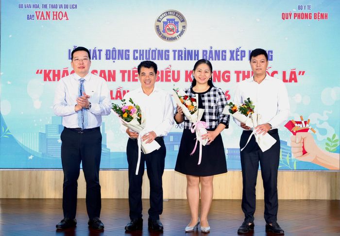 Tổng Biên tập Báo Văn Hóa Nguyễn Anh Vũ tặng hoa Ban Giám khảo chương trình