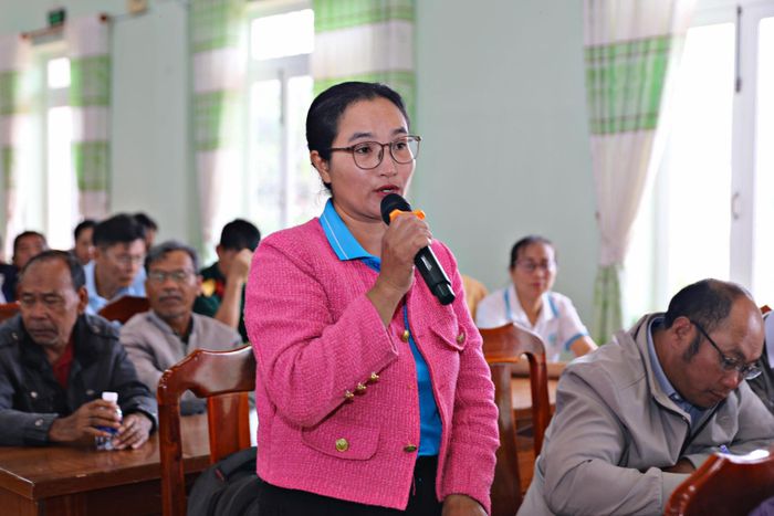 Cử tri xã Quảng Lập phát biểu kiến nghị tại hội nghị tiếp xúc cử tri Ảnh: Chính Thành