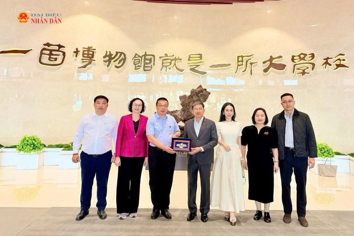 Đoàn đại biểu Quốc hội Việt Nam thăm Bảo tàng Khu tự trị Nội Mông
