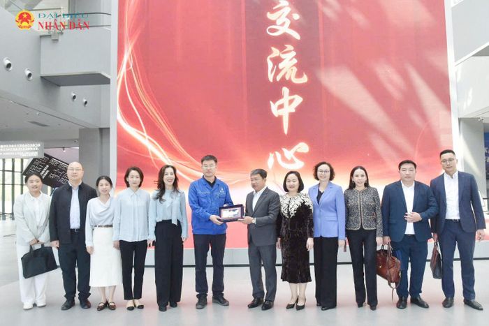 Đoàn đại biểu Quốc hội Việt Nam thăm Tập đoàn Gang thép Bao Đầu