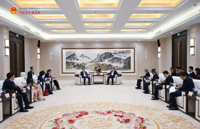 Đoàn đại biểu Quốc hội Việt Nam hội kiến Bí thư Khu ủy, Chủ nhiệm Ủy ban Thường vụ Đại hội đại biểu nhân dân Khu tự trị Nội Mông Cổ Vương Vĩ Trung