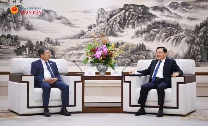 Đoàn đại biểu Quốc hội Việt Nam hội kiến Bí thư Khu ủy, Chủ nhiệm Ủy ban Thường vụ Đại hội đại biểu nhân dân Khu tự trị Nội Mông Cổ Vương Vĩ Trung