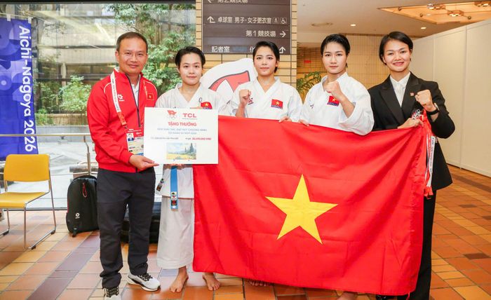 Trưởng đoàn Thể thao Việt Nam tại ASIAD 20 Nguyễn Hồng Minh trao thưởng 200 triệu đồng cho đội tuyển. Ảnh: Quý Lượng