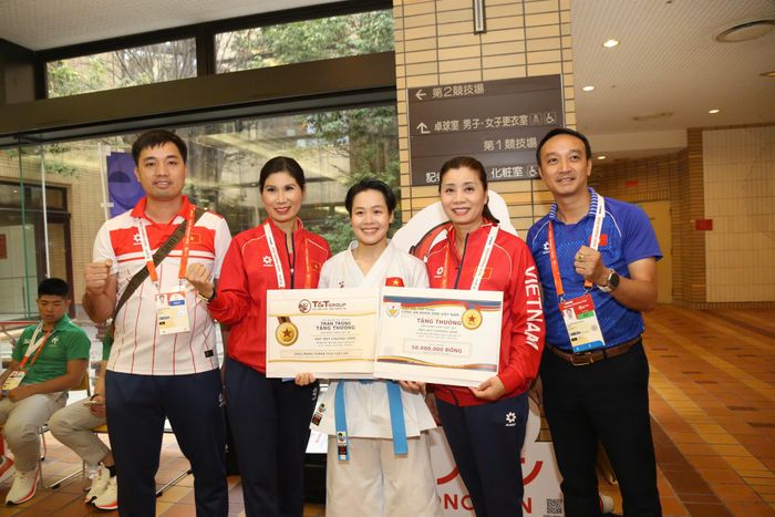 Đại tá Nguyễn Thị Thuý Thanh - Phó Cục trưởng Cục XO3 Bộ Công an - Phó Chủ tịch Hiệp hội Thể thao Công an nhân dân đã trao thưởng 50 triệu đồng cho đội tuyển. Ảnh: Quý Lượng