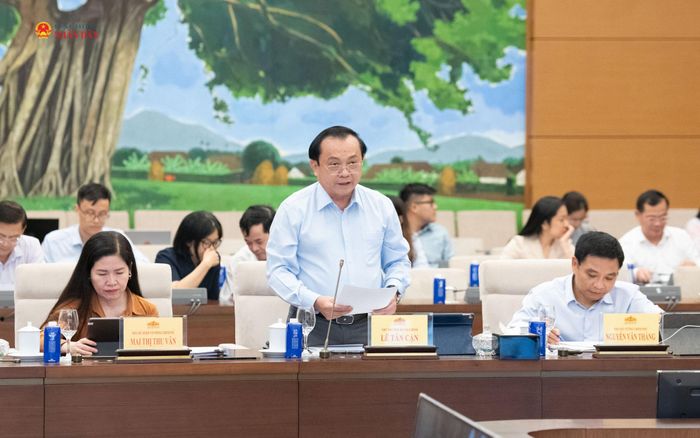 Thứ trưởng Bộ Tài chính Lê Tấn Cận trình bày Tờ trình dự án Luật. Ảnh: Lâm Hiển
