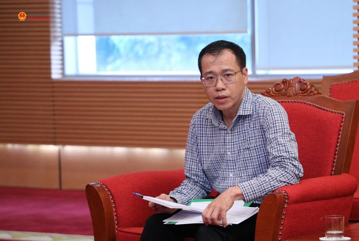 Phó Vụ trưởng Vụ Khoa học, Công nghệ và Môi trường Nguyễn Hà Thanh trao đổi tại cuộc làm việc