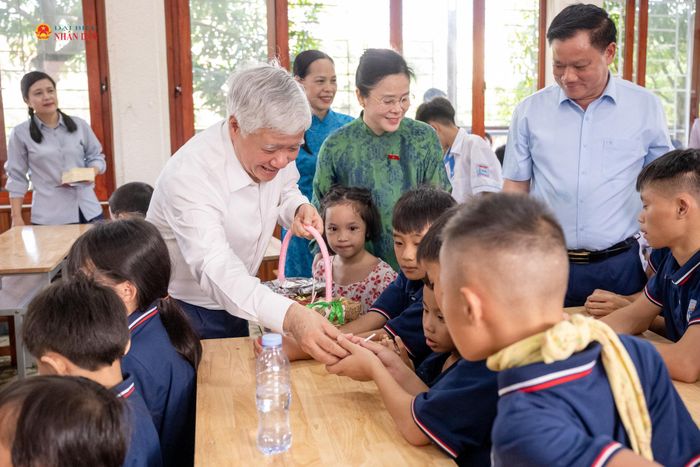 Phó Chủ tịch Thường trực Quốc hội Đỗ Văn Chiến trao quà tặng các cháu thiếu niên, nhi đồng tại Trung tâm Bảo trợ trẻ em Nghệ An và Trung tâm Công tác xã hội Nghệ An