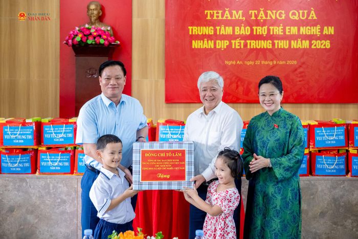 Phó Chủ tịch Thường trực Quốc hội Đỗ Văn Chiến trao quà của Tổng Bí thư, Chủ tịch nước Tô Lâm tặng các cháu thiếu niên, nhi đồng