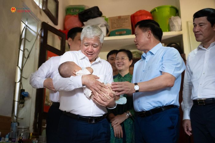Phó Chủ tịch Thường trực Quốc hội Đỗ Văn Chiến thăm và kiểm tra cơ sở vật chất tại Trung tâm Bảo trợ trẻ em Nghệ An