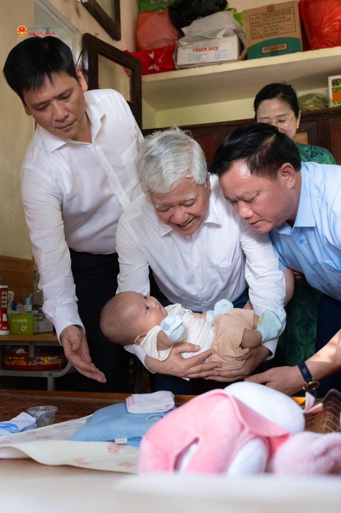 Phó Chủ tịch Thường trực Quốc hội Đỗ Văn Chiến thăm và kiểm tra cơ sở vật chất tại Trung tâm Bảo trợ trẻ em Nghệ An