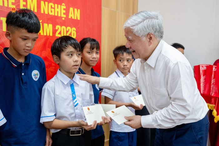 Phó Chủ tịch Thường trực Quốc hội Đỗ Văn Chiến trao quà tặng các cháu thiếu niên, nhi đồng tại Trung tâm Bảo trợ trẻ em Nghệ An và Trung tâm Công tác xã hội Nghệ An