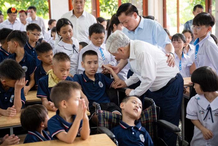 Phó Chủ tịch Thường trực Quốc hội Đỗ Văn Chiến thăm và chúc Tết Trung thu các cháu thiếu niên, nhi đồng tại Trung tâm Bảo trợ trẻ em Nghệ An và Trung tâm Công tác xã hội Nghệ An.