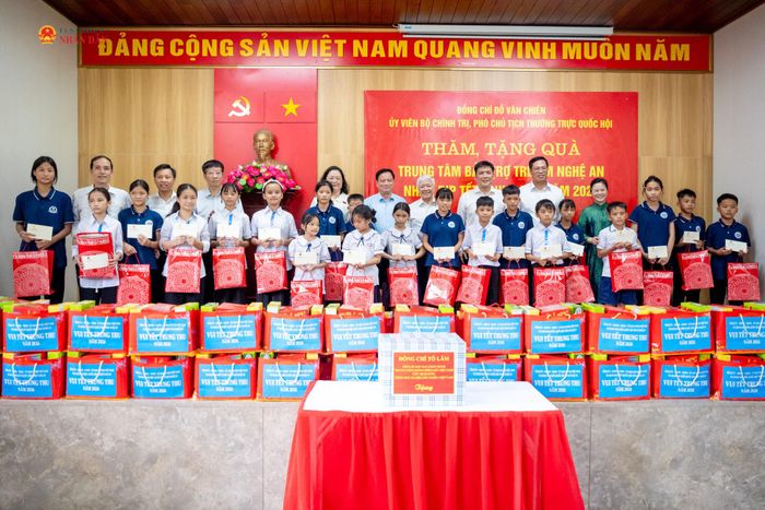 Phó Chủ tịch Thường trực Quốc hội Đỗ Văn Chiến trao quà tặng các cháu thiếu niên, nhi đồng tại Trung tâm Bảo trợ trẻ em Nghệ An và Trung tâm Công tác xã hội Nghệ An