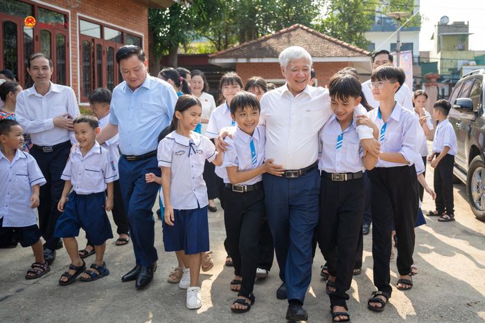 Phó Chủ tịch Thường trực Quốc hội Đỗ Văn Chiến thăm và chúc Tết Trung thu các cháu thiếu niên, nhi đồng tại Trung tâm Bảo trợ trẻ em Nghệ An và Trung tâm Công tác xã hội Nghệ An