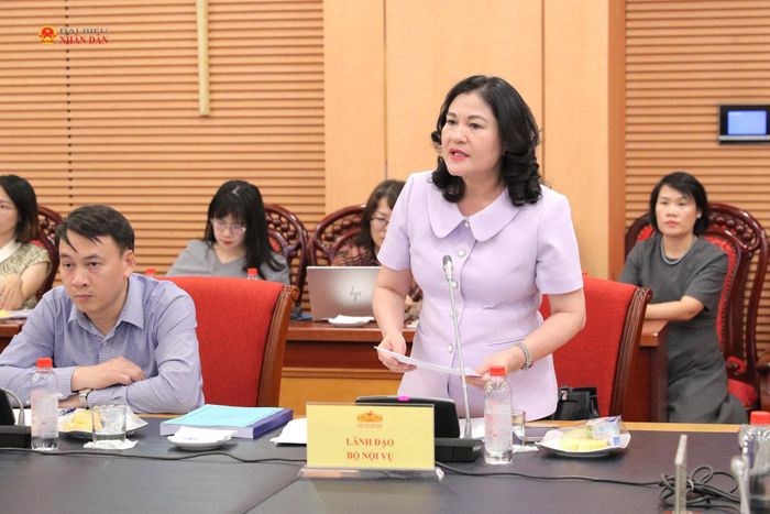 Thứ trưởng Bộ Nội vụ Nguyễn Thị Hà trình bày Tờ trình tóm tắt dự án Luật Thực hiện dân chủ ở cơ sở (sửa đổi)