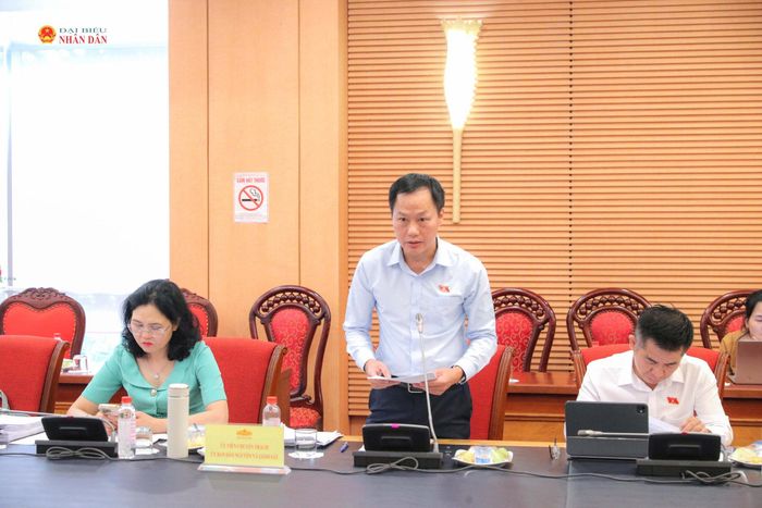 ĐBQH hoạt động chuyên trách tại Ủy ban Dân nguyện và Giám sát Đỗ Khắc Hưởng trình bày Báo cáo tóm tắt thẩm tra dự án Luật Thực hiện dân chủ ở cơ sở (sửa đổi)