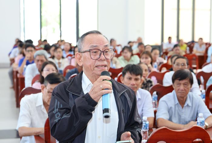 Cử tri xã Liên Hương phát biểu kiến nghị tại buổi TXCT. Ảnh: Hữu Phúc