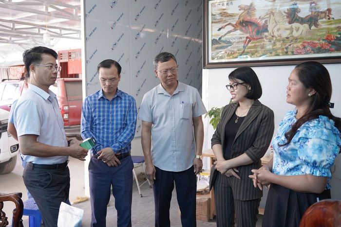 Đoàn giám sát khảo sát thực tế tại Hợp tác xã Mý Giao.