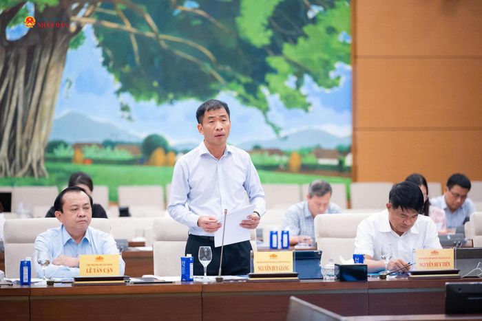 Phó Viện trưởng Viện Kiểm sát nhân dân tối cao Nguyễn Duy Giảng trình bày Tờ trình. Ảnh: Lâm Hiển