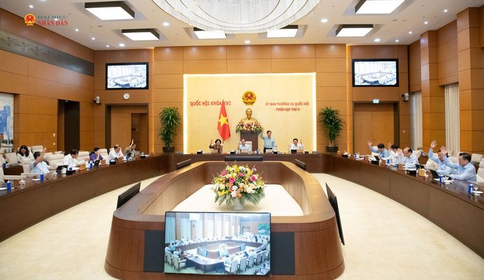 Các thành viên Ủy ban Thường vụ Quốc hội biểu quyết thông qua dự thảo Nghị quyết. Ảnh: Lâm Hiển