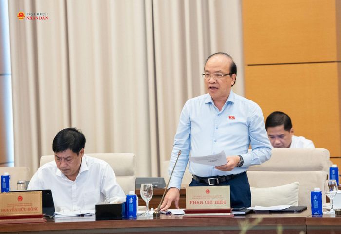 Chủ nhiệm Ủy ban Pháp luật và Tư pháp Phan Chí Hiếu trình bày báo cáo thẩm tra. Ảnh: Lâm Hiển