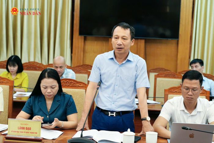 Trưởng Ban Kinh tế - Ngân sách HĐND thành phố Nguyễn Tiến Tài phát biểu tại buổi làm việc. Ảnh: Nguyễn Ánh