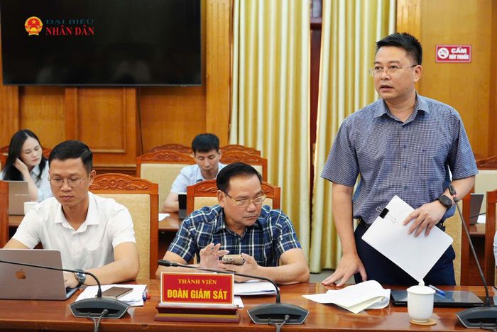 Chánh Văn phòng Đoàn ĐBQH và HĐND thành phố Ngụy Văn Tuyên phát biểu tại cuộc làm việc. Ảnh: Nguyễn Ánh