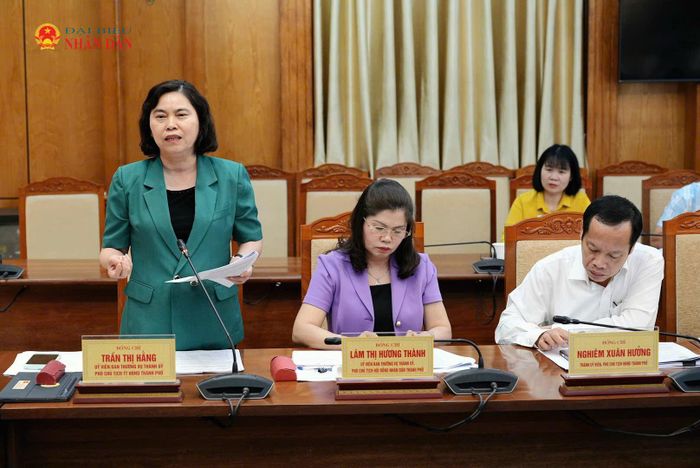 Phó Chủ tịch Thường trực HĐND thành phố Trần Thị Hằng phát biểu tại cuộc làm việc. Ảnh: Nguyễn Ánh