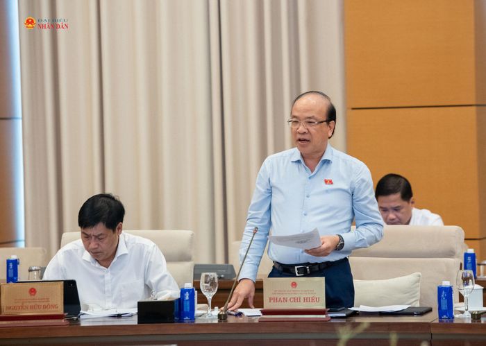 Chủ nhiệm Ủy ban Pháp luật và Tư pháp Phan Chí Hiếu trình bày báo cáo thẩm tra dự án Luật