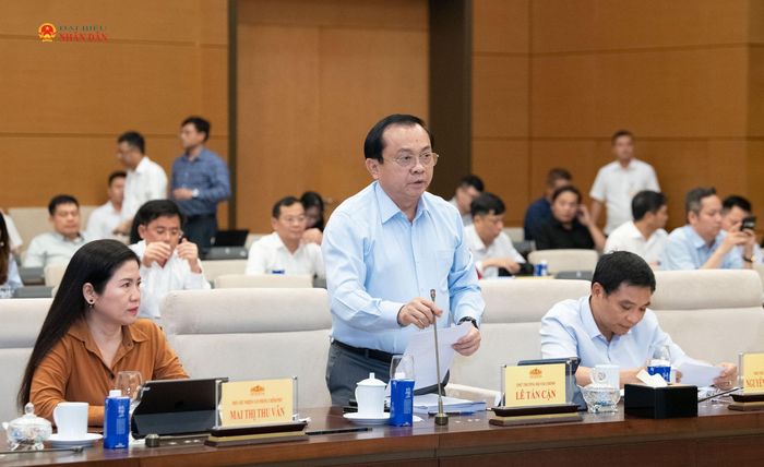 Thứ trưởng Bộ Tài chính Lê Tấn Cận trình bày Tờ trình dự án Luật Trưng mua, trưng dụng tài sản (sửa đổi)