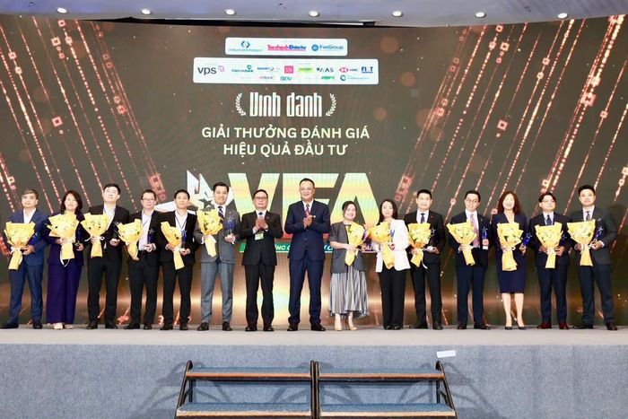 Đại diện các đơn vị được vinh danh tại chương trình. Ảnh: Chí Cường