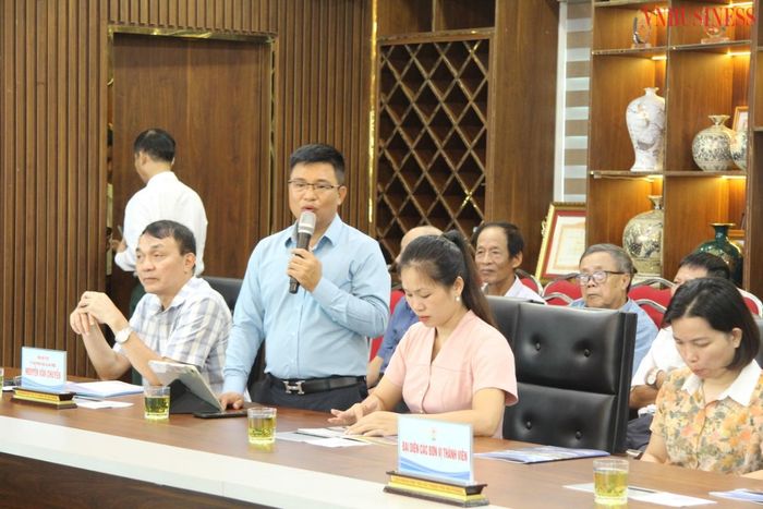 Lãnh đạo HTX Sản xuất và Thương mại Thủy sản Xuyên Việt đóng góp ý kiến. 