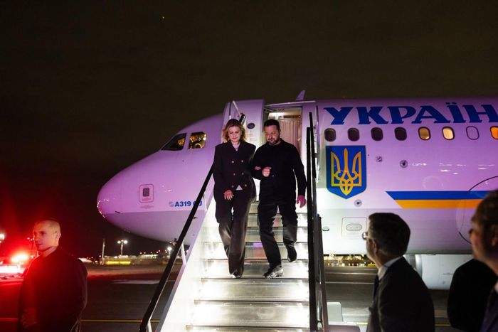 Tổng thống Ukraine Volodymyr Zelensky và Phu nhân Olena Zelenska tới New York (Mỹ) sáng 22/9 giờ Việt Nam. Ảnh: X/@ZelenskyyUa (tài khoản X của ông Zelensky)