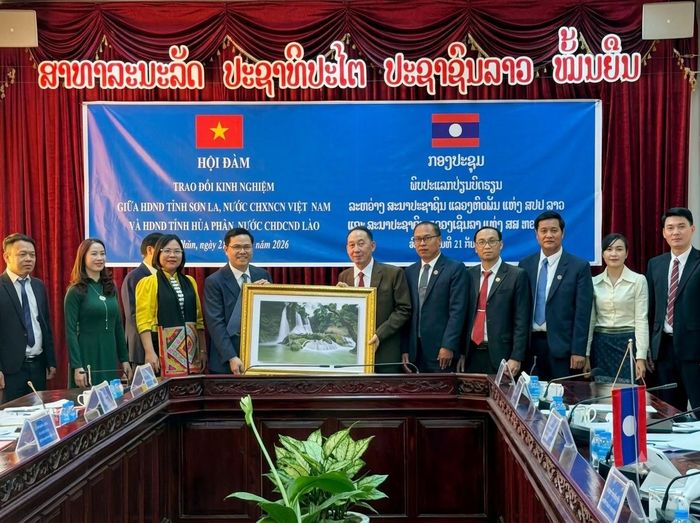 Đoàn công tác Thường trực HĐND tỉnh Sơn La đã tặng quà lưu niệm Thường trực HĐND tỉnh Hủa Phăn.