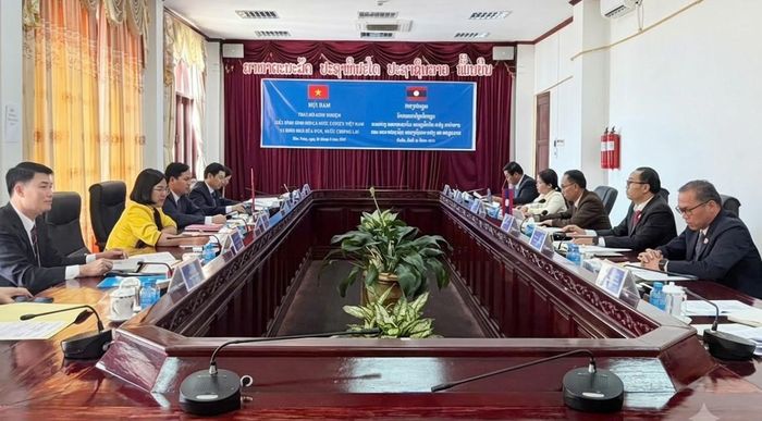 Đoàn công tác của Thường trực HĐND tỉnh Sơn La hội đàm, trao đổi kinh nghiệm với Thường trực HĐND tỉnh Hủa Phăn.