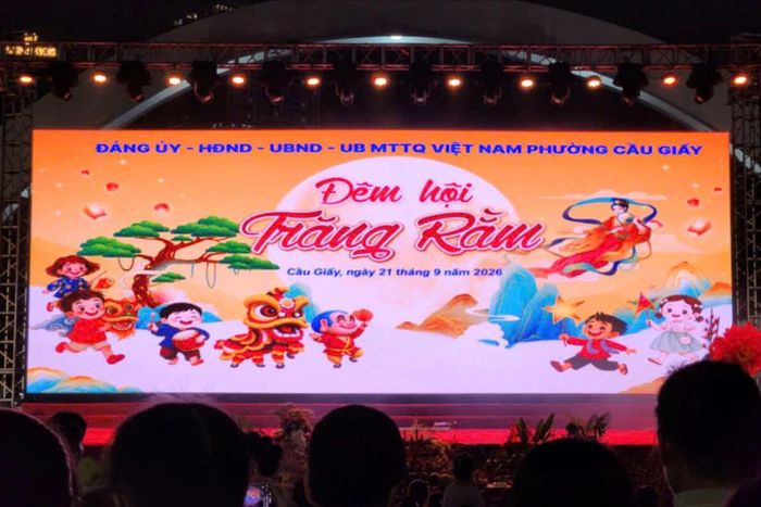 Toàn cảnh sân khấu “Đêm hội Trăng rằm” do phường Cầu Giấy tổ chức, thu hút đông đảo các em thiếu nhi và nhân dân theo dõi vào tối 21/9.