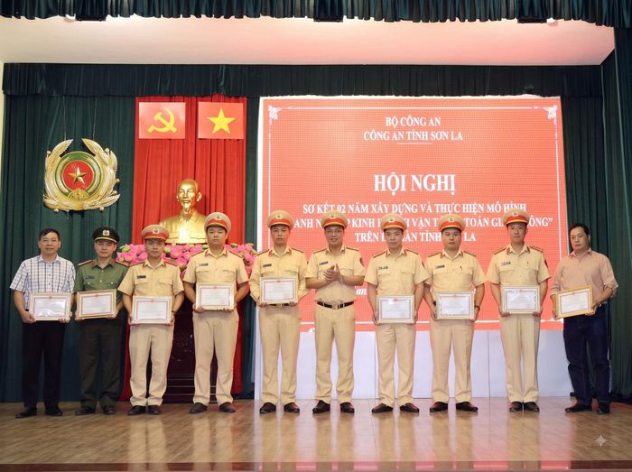 Lãnh đạo Phòng Cảnh sát Giao thông trao Giấy khen cho các cá nhân.