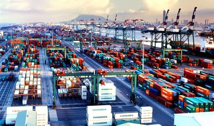 Kết nối vận tải và giảm thời gian chờ tại cảng là những giải pháp được đề xuất nhằm tiết giảm chi phí logistics. Ảnh: MH